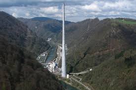 Alto y bajo en la chimenea